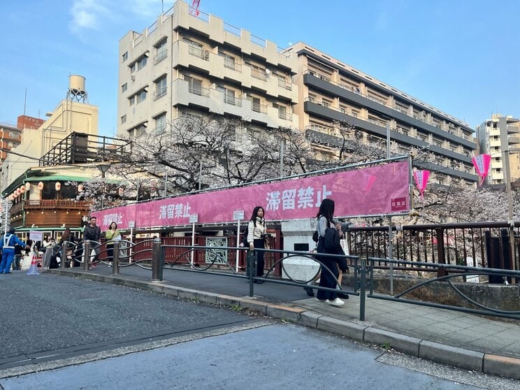 毎年最も混雑する日の出橋に設置された「滞留禁止」の横断幕。懸念された滞留が解消され、スムーズな人の流れが実現できた