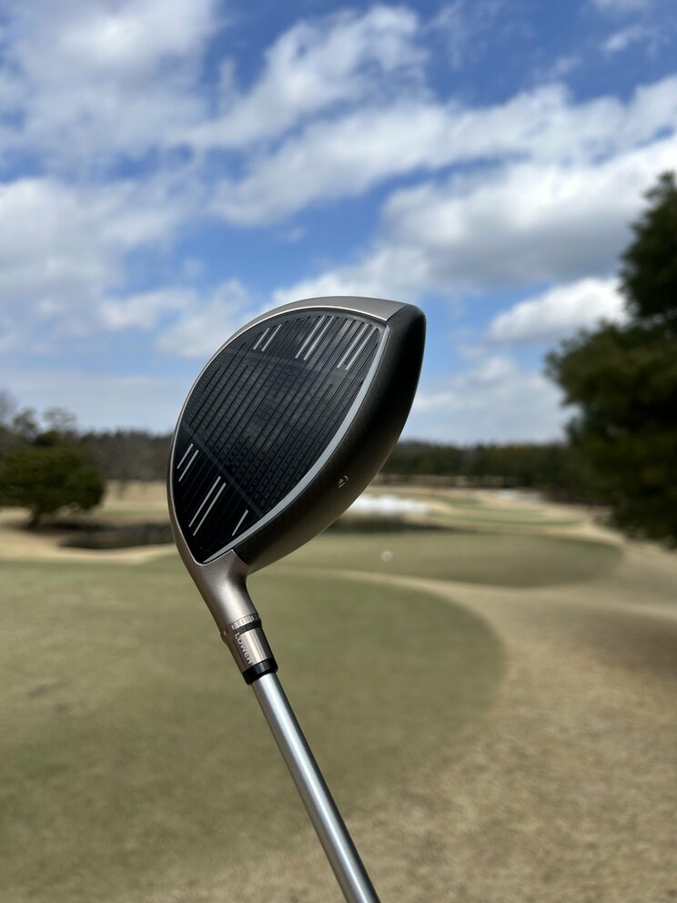 テーラーメイド初「脱チタン」を実現した「Qi35 MAX LITE WOMEN'S」ドライバー。従来チタン素材を使用していたボディには、軽量で頑丈な軍事グレードの「7075鍛造アルミニウム」を採用し軽量化。飛距離を出したいゴルファーが好む、さらなるドローバイアス設計を施した安心感のあるヘッド形状に