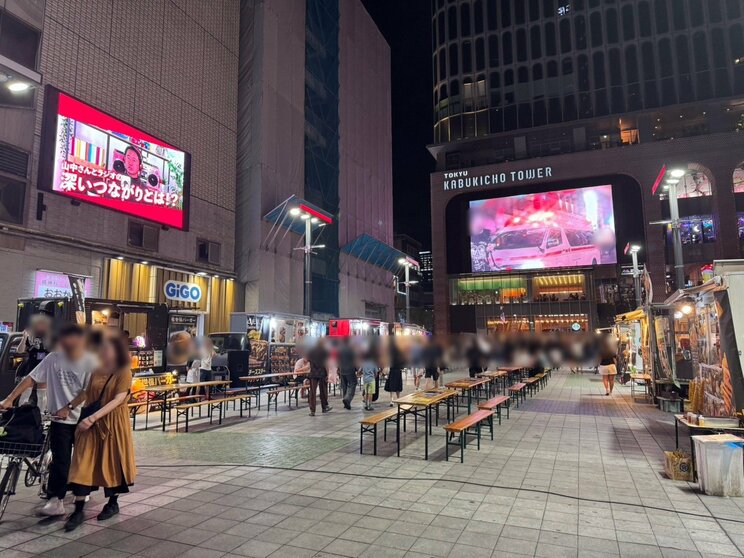 トー横キッズの溜まり場となっていた新宿東宝ビル周辺には、キッチンカーが並んでいた