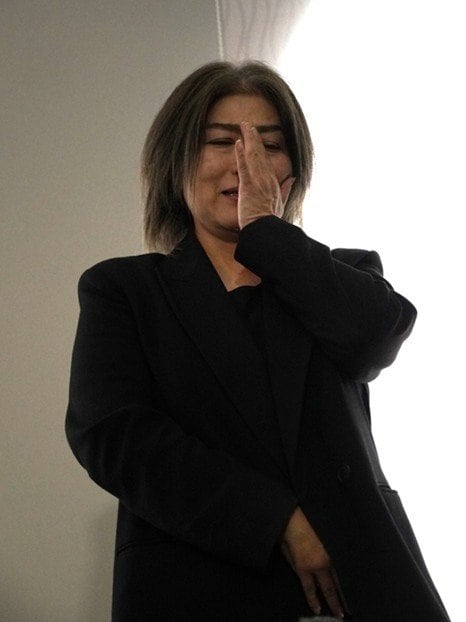 10月31日、不信任決議案可決後の囲み取材で涙を流す田久保眞紀市長（撮影/集英社オンライン）