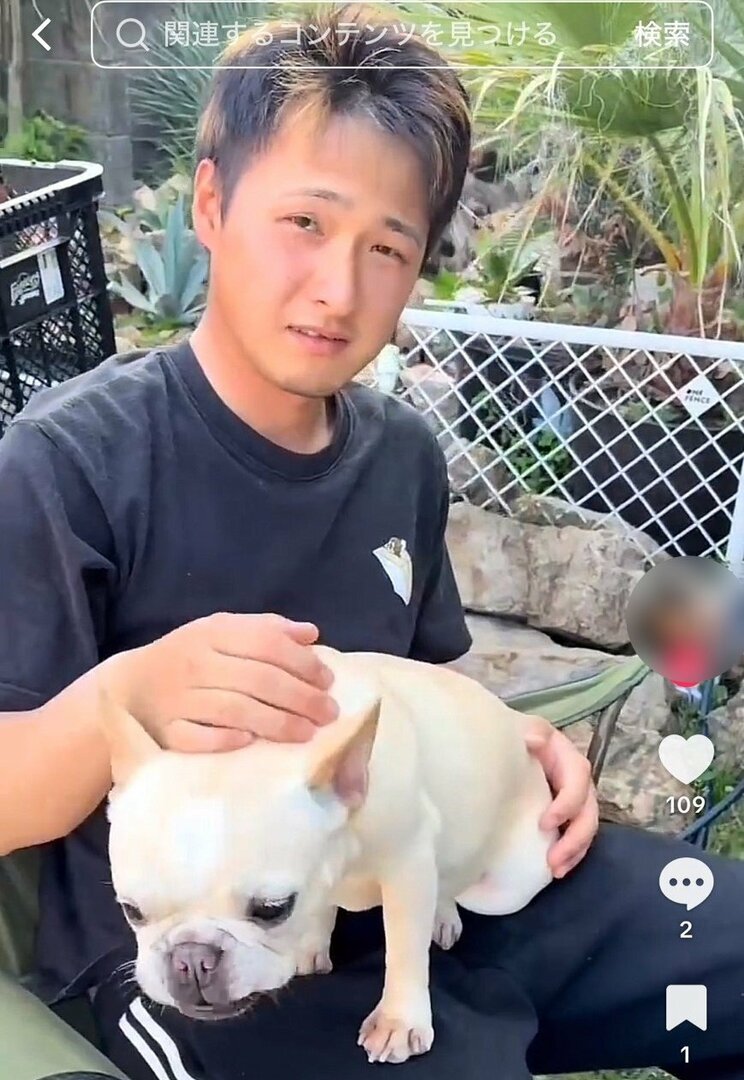 犬とたわむれる晴流容疑者（晴流容疑者が投稿したYouTubeより）