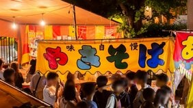 《祇園祭の露店付近で撮影?》包装された焼きそば麺が「地面に直置き…」 夏祭りで食中毒を避ける“店選び”のポイント