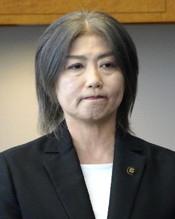 9月10日、伊東市議会を解散した後、記者の質問に答える田久保眞紀市長　撮影／集英社オンライン