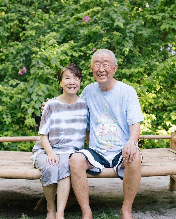 島を購入した崎山克彦さんと妻・順子さん（写真／Instagram「Caohagan Island」より）