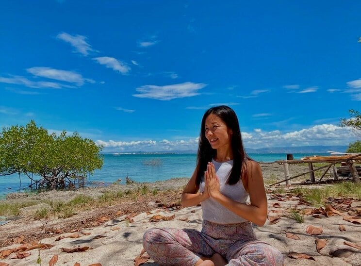 島でヨガをするよしえさん（写真／Instagram「Caohagan Island」より）