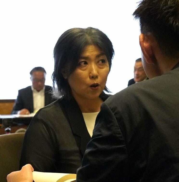 昨年8月13日、市議会百条委員会での尋問中に弁護士と相談する田久保被告　撮影／集英社オンライン