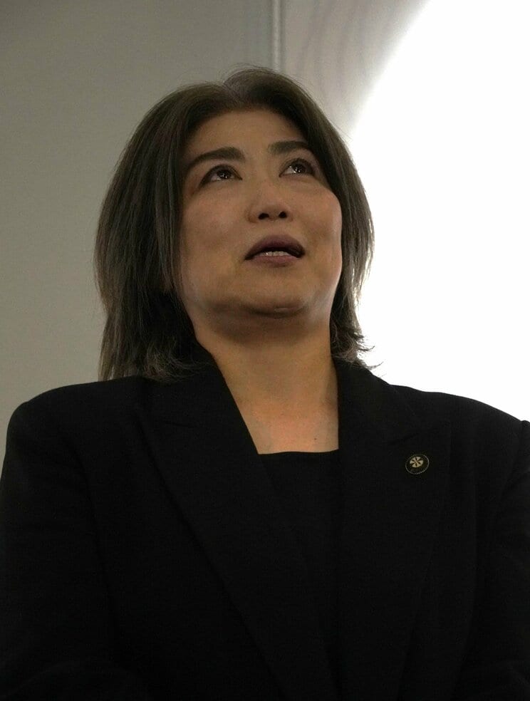 10月31日、不信任決議案可決後の囲み取材で目に涙を浮かべる田久保眞紀市長（撮影/集英社オンライン）