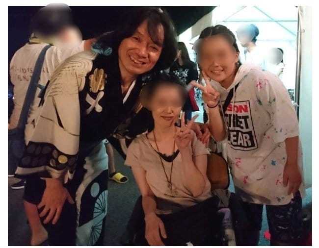 家族ぐるみの付き合いだったという河内家菊水丸氏と写真を撮影した母と娘