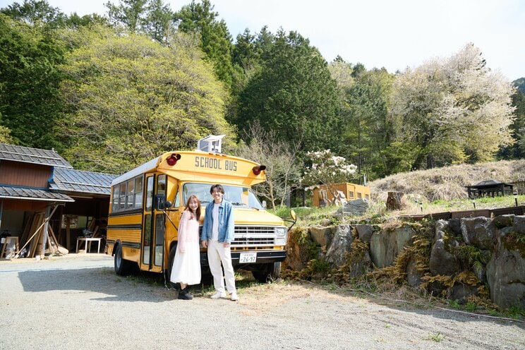 一軒家の前に駐車されたスクールバス（写真／集英社オンライン）