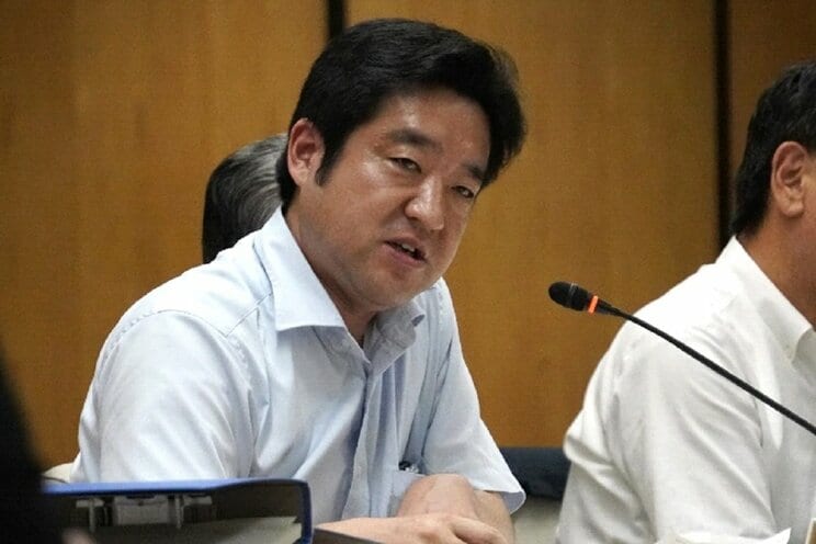 昨年8月30日、兵庫県議会百条委で斎藤元彦知事を尋問する竹内英明県議（撮影/集英社オンライン