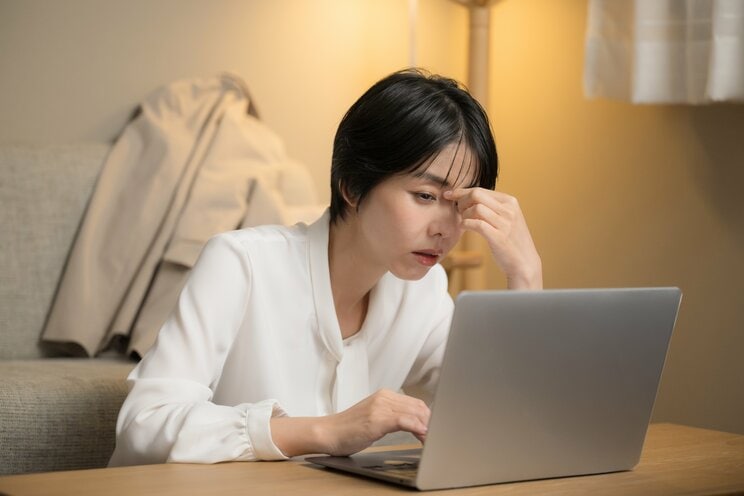 貯金が底をつき悩む娘（写真／shutterstock）