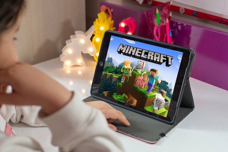 iPadの画面にMinecraftのゲームアプリとロゴ（写真／shutterstock）