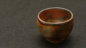 素朴な土の器が、超絶技巧の江戸切子や蒔絵と同じくらいの感動を与えてくれるのはなぜか…日本の伝統工藝に不可欠なもの