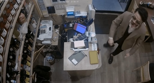 トラブルがあった近隣店舗に突撃する関根容疑者（知人提供）