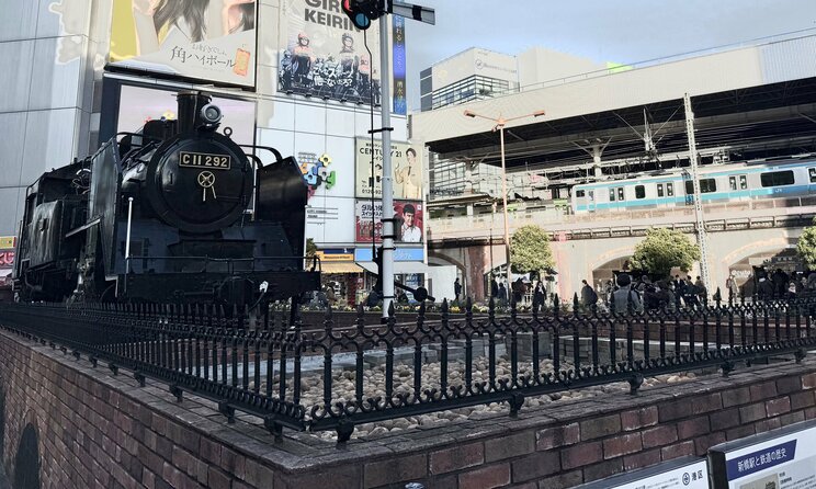 多くのビジネスパーソンが行き交う新橋駅前のSL広場（写真／集英社オンライン）