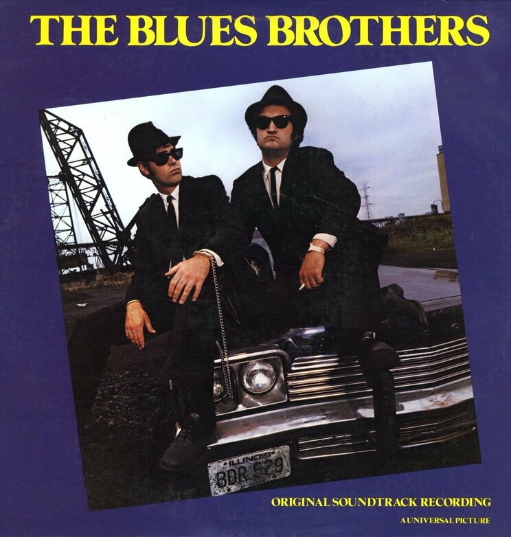 映画『ブルース・ブラザース』のサントラ『THE BLUES BROTHERS / ザ・ブルース・ブラザーズ』（WANER MUSIC JAPAN、2014年6月11日発売）のジャケット。レイ・チャールズ、アレサ・フランクリンなども参加したR＆Bへの愛情溢れる1枚だ