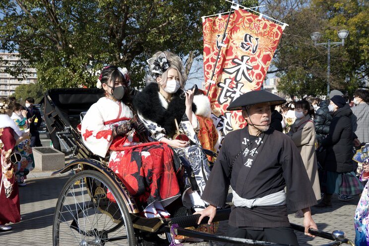 〈画像多数！〉「カッコよく撮ってくださいよー！」 今年もド派手な衣装で盛り上がりを見せた北九州・二十歳の記念式典密着ルポ_3