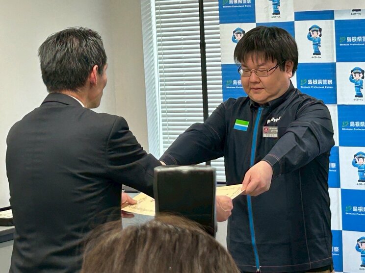 警察から詐欺を阻止したとして9回も感謝状を贈られるなどしたファミリーマート松江学園南店の山内剛店長（写真／本人提供）