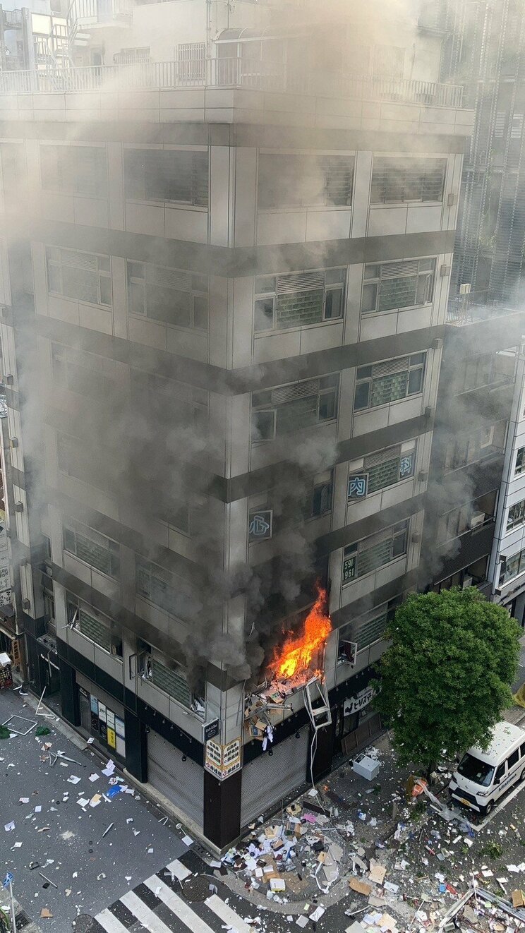 ＜新橋・ガス爆発＞「タバコを吸おうとライターに火を付けたらドカンと爆発」「ボーボー燃え映画の世界のような」現場は馬主クラブ関係者が集まる極上の社交場「店内でガスは使っていなかった」_9