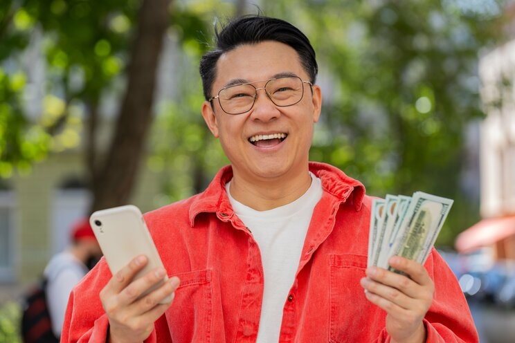 AIをうまく活用してお金とうまく付き合う（写真／shutterstock）