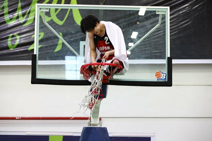 [2022年U23世界選手権]チームを代表してネットカットした鳥海。少年のような笑顔がはじけた（写真：X-1）