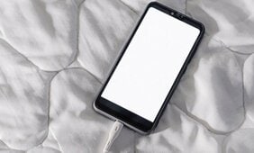 「起きてすぐスマホ」がやめられない人へ…充電コードを“短くするだけ”で朝が変わる意外な理由