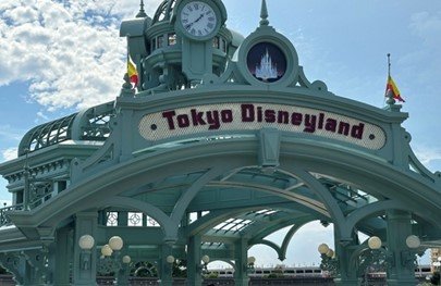 東京ディズニーランドへの道を示すゲート（撮影／集英社オンライン）