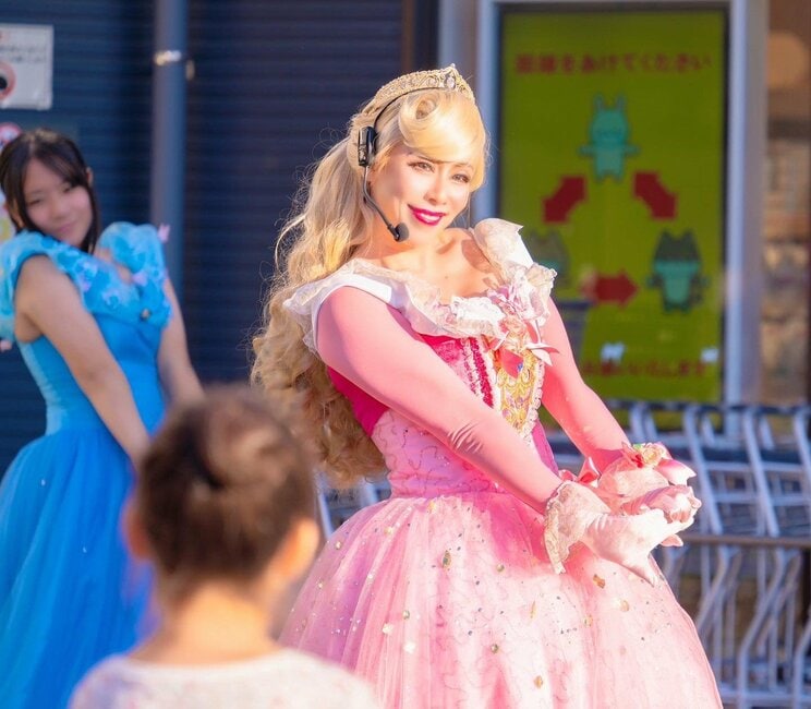 華やかなドレス姿のプリンセス研究家・橋本サリーさん（写真／橋本サリー提供）