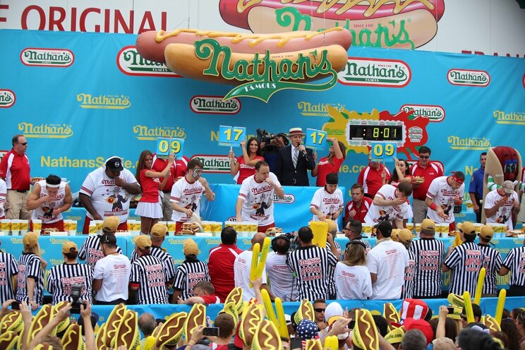 特別な日のお祭りとして、全米を熱狂させるホットドッグ早食い選手権の様子。『TVチャンピオン』（テレビ東京系）などで大会に挑む企画があったことから、日本人の優勝者も多い（Shutterstockより）