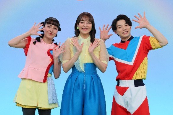 （左から）4月から新たに「おどりのお姉さん」に就任するアンジェことアンお姉さん（左）、杏月お姉さん（中央）、和夢お兄さん（写真／NHK提供）