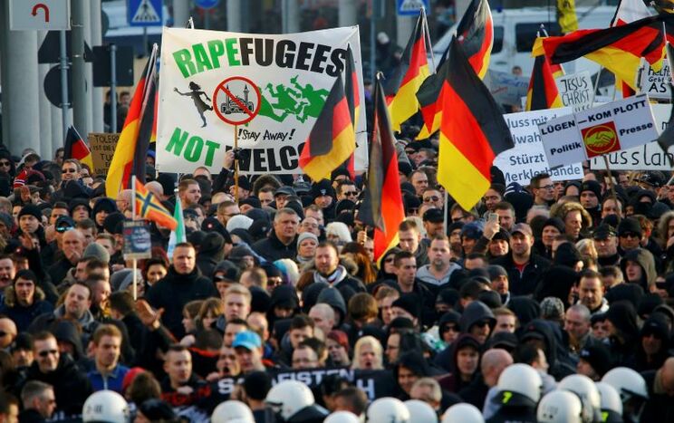 ケルン事件を受け、2016年1月9日にドイツ・ケルンで行われた極右団体PEGIDA（西洋のイスラム化に反対する愛国的ヨーロッパ人）による反移民デモ。 写真：ロイター/アフロ
