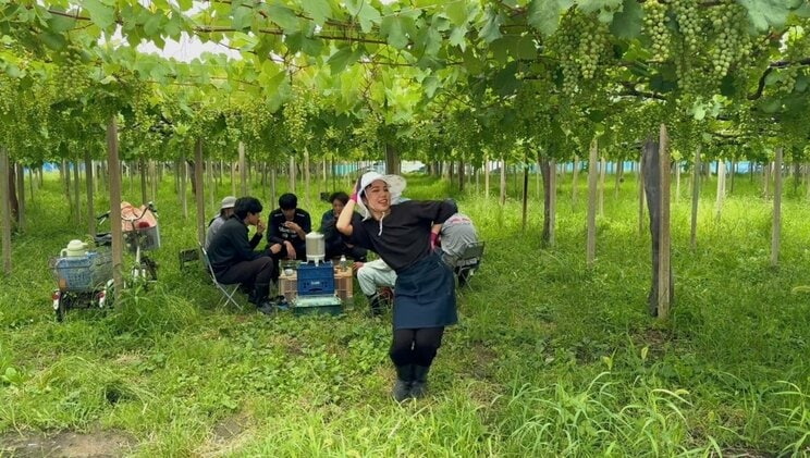 実家の果樹農園でダンスする相良さん（写真／本人YouTubeチャンネルより）