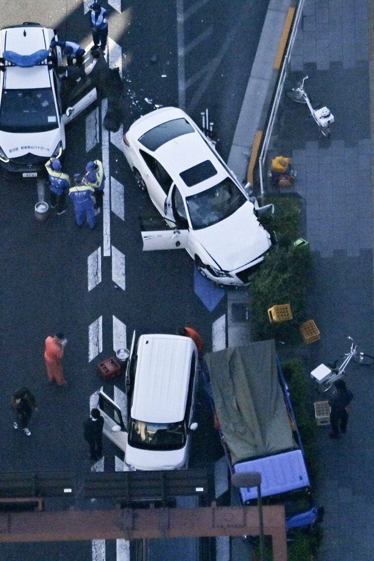 凄惨な事故現場（写真／共同通信社）