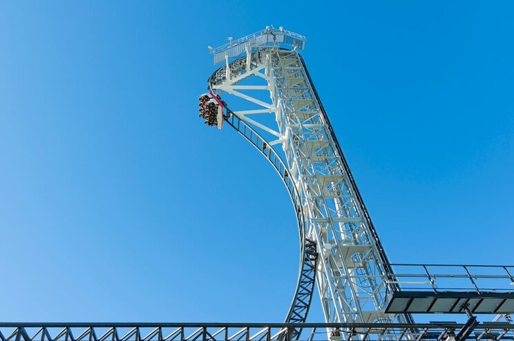 富士急ハイランドの絶叫アトラクション「高飛車」(写真／shutterstock)