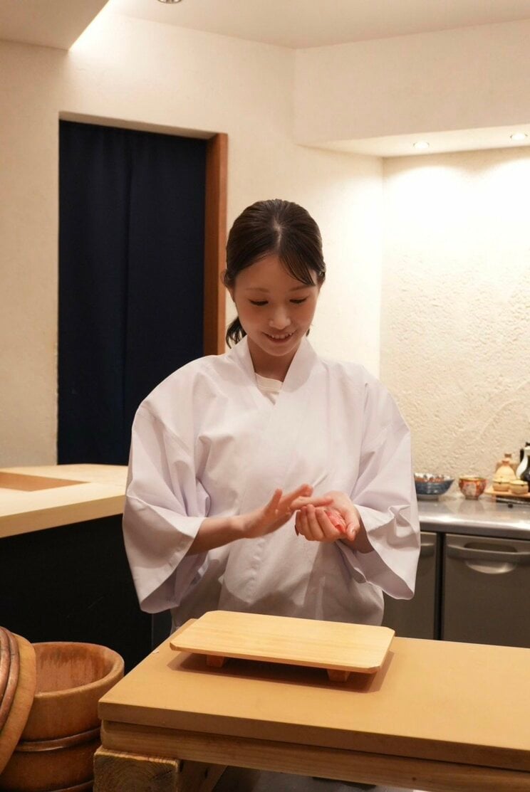 「鮨 美桜」のカウンターでの朝長美桜（提供写真）