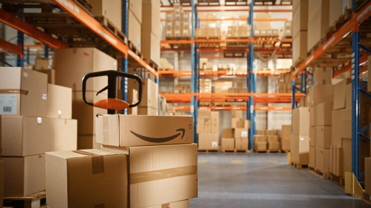 巨大テック企業の象徴として「アマゾンの倉庫」がよく語られる