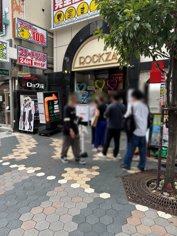 平日にも関わらず、開演前には100人以上の行列が