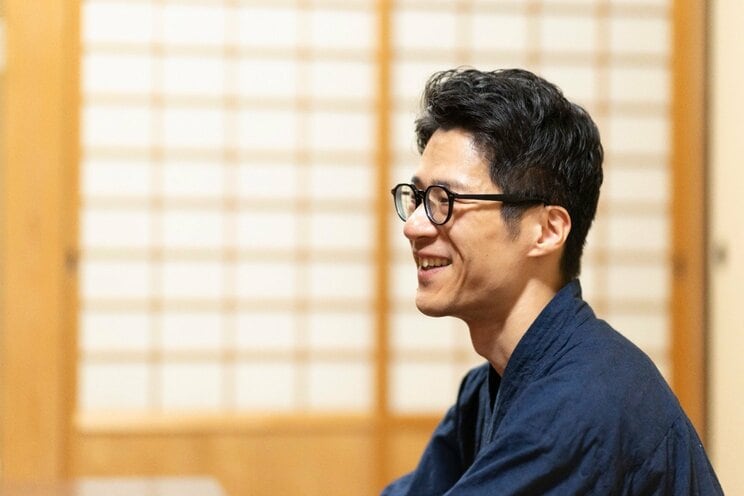 家族の話をすると顔がほころぶ荒木貴弘さん（撮影／齋藤周造）