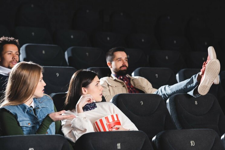 「どんなに足が長くてもまえの席にはのせないように」（画像はイメージです/Shutterstock）