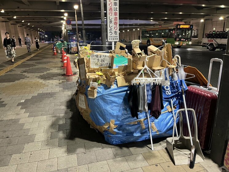 メッセージボードが掲げられるダンボールハウスも