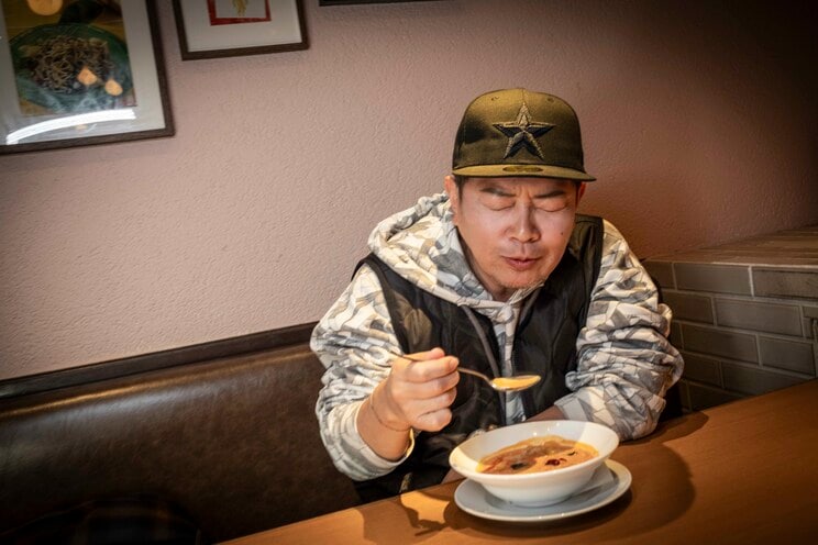 「うまい、うまい」とミネストローネをすする宮迫さん。「アツアツすぎて最初、マグマかと思いました（笑）」