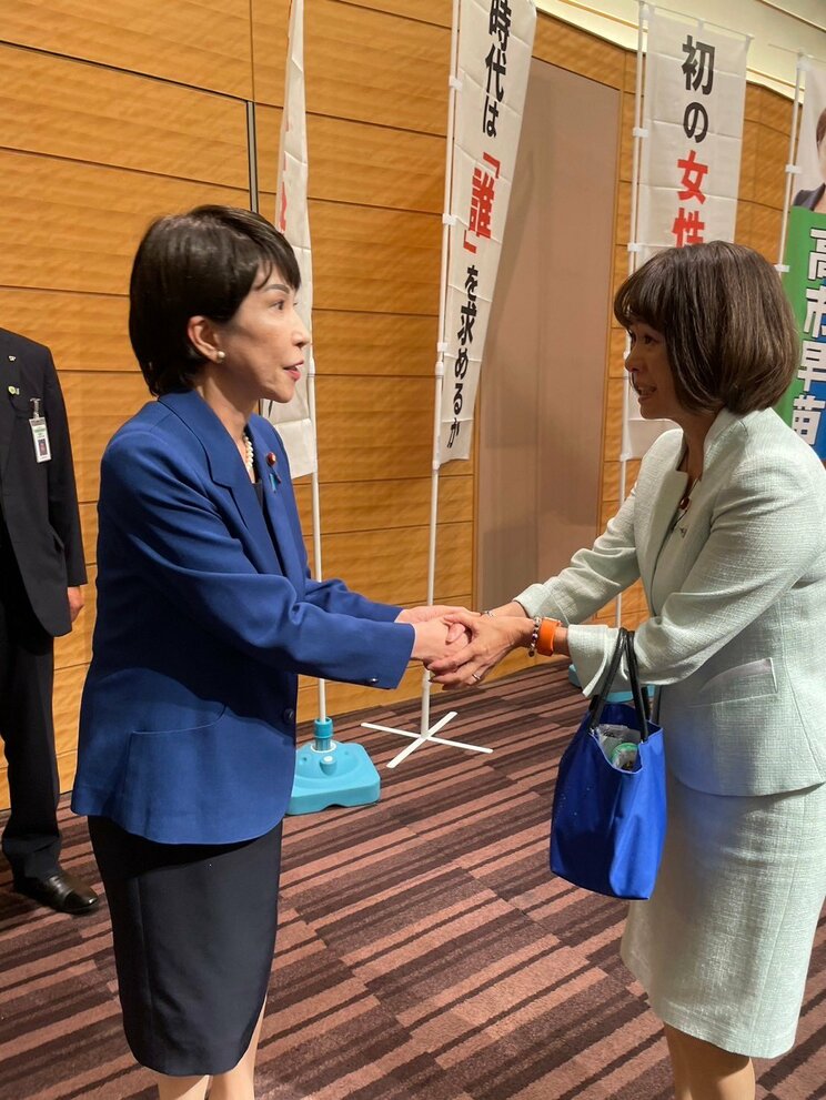 昨年の総裁選後、高市氏と握手する杉田水脈氏（杉田水脈Xより）