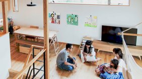 飾ることで自己肯定感が25%アップ。家の壁を傷つけない「子どもの作品」の飾り方