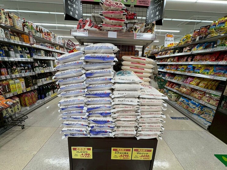 店頭に積まれたブランド米（写真／読者提供）