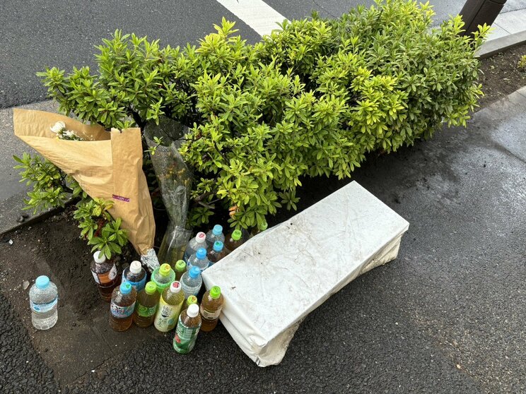 事故現場には今も献花が
