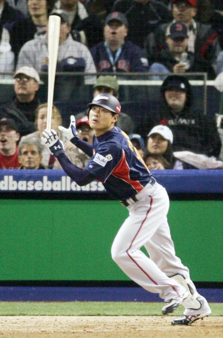 第1回WBCの準決勝・韓国戦。今江の代打として登場した福留が起死回生のホームランを放った（写真／共同通信社）