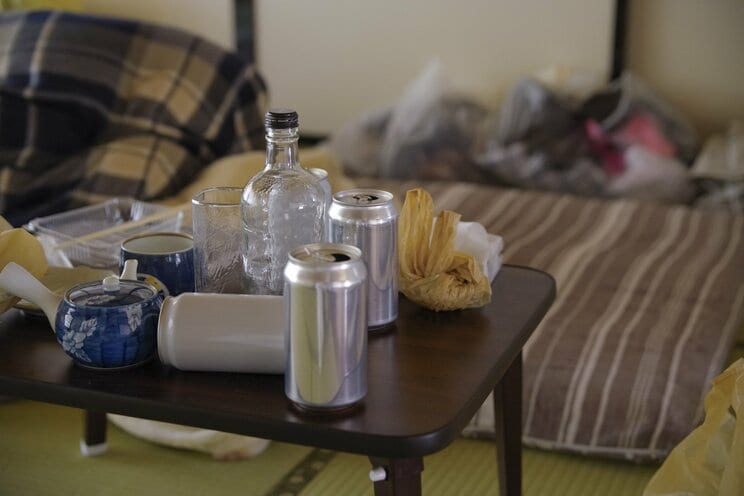 ゴミが散乱した一人暮らしの部屋(PhotoAC)