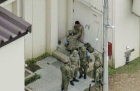 〈自衛官候補生が銃乱射3人死傷〉逮捕された男(18)は“素行不良”との風評か…“岐阜のビバリーヒルズ”で起きた惨劇、被害者はいずれも指導担当で泣き崩れる自衛官も…39年前に類似事件も