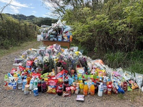 現場に供えられていた沢山の花やお菓子（撮影／集英社オンライン）