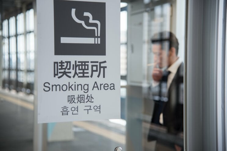 喫煙所には多くの愛煙家が（写真／shutterstock）